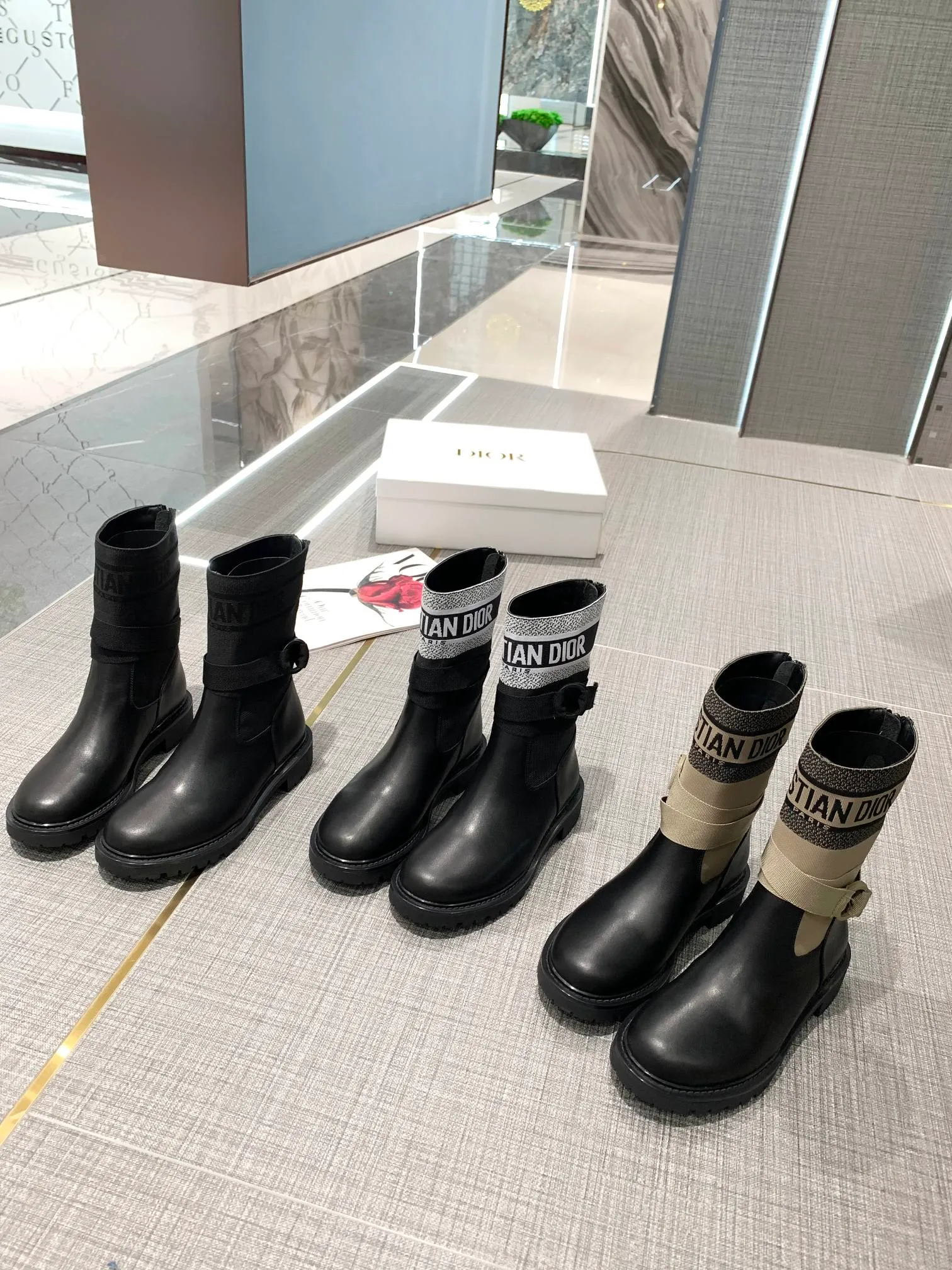 👟👟Ex-factory price 560👟👟 The latest 2024 Dior/Dior autumn and winter catwalk model. The original version is 1:1. In terms of boots, the biggest highlight of this season’s brand fashion show is this boot. The color-blocking design is unique and versatile. Exclusive molding. The heel height is 3cm. They are so beautiful on the feet! Fabric, calfskin, lining, sheepskin lining, outsole, TPU bottom ☑Number of yards: 35-40, (41 can be customized and cannot be returned or exchanged)